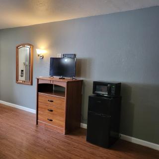 King Bed Hotel Studio 219 - Livingston - 9