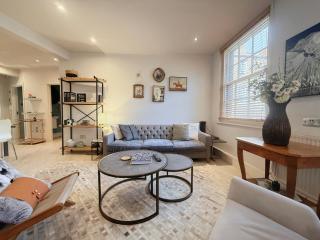 Stunning Modern 2-Floor House with 3 Ensuite Rooms - 7
