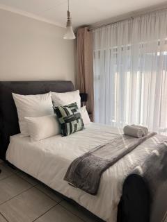 Cozy Haven in Waterfall - Midrand - 3
