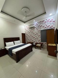 The Lodge Inn - Karachi - 9