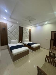 The Lodge Inn - Karachi - 1