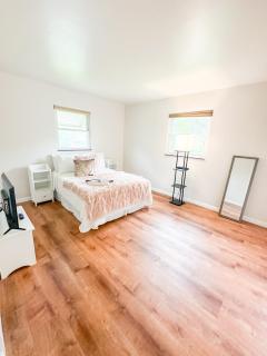 Akron Abode - 2pm Check In & Out - Akron - 6