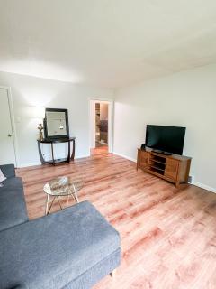 Akron Abode - 2pm Check In & Out - Akron - 9