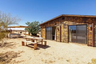 The Joshua Tree Outpost + Hot Tub - Joshua Tree - 2