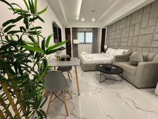 Modern & Stylish Studio Retreat - 6