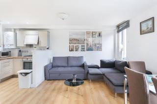Central Stays 2 Bed Entire Apartment - 9