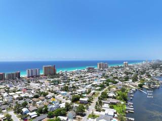 BeachLife Unit B Getaway Sleeps 10 - Panama City Beach - 0