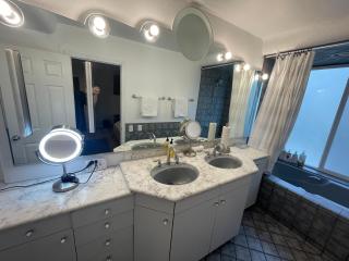 Beachfront 2 Bedroom 2 Bathroom Condo Steps from Venice Beach - 6