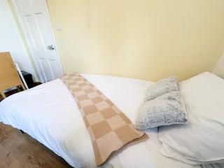 Wembley Stadium Area Maisonette, by Edens - Preston - 1