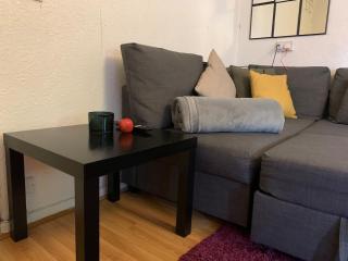 Bright & spacious room with balcony access - - 3
