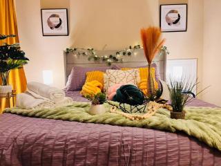 Pool Table, Foosball, King Bed, Crib,parking&yard - Kyle - 1