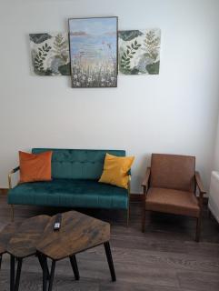 Fantastic 3-Bedroom House in Crawley - Crawley - 2