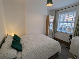 Fantastic 3-Bedroom House in Crawley - Crawley - 8