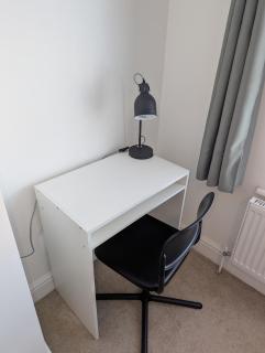 Fantastic 3-Bedroom House in Crawley - 10 mins from Gatwick - 5