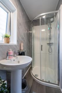 Hen & Stag Hideaway - HUGE, Unique and Sleeps 15 - Belfast - 2