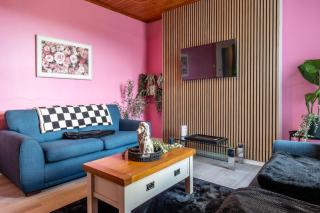 Hen & Stag Hideaway - HUGE, Unique and Sleeps 15 - Belfast - 9
