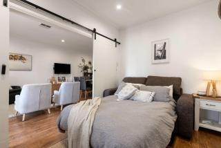 Beach & Bay - Modern Family Stay Glenelg North - 1