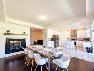Executive 4BR Home with Loft and Bsmnt - Ottawa - 0