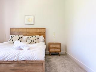 Executive 4BR Home with Loft and Bsmnt - Ottawa - 8