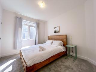 Executive 4BR Home with Loft and Bsmnt - Ottawa - 7