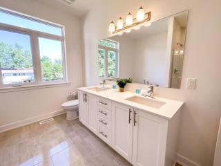 Executive 4BR Home with Loft and Bsmnt - Ottawa - 4
