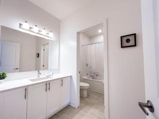 Executive 4BR Home with Loft and Bsmnt - Ottawa - 2