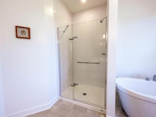 Executive 4BR Home with Loft and Bsmnt - Ottawa - 1
