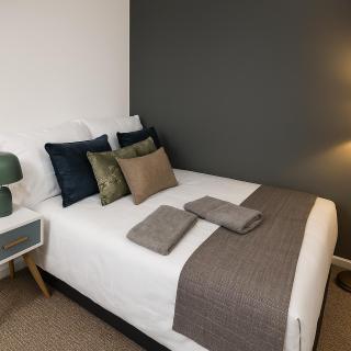 Spacious 4-Bed Home With Secured Parking Near ABBA Arena, Stadium, Tube & In Bustling Zone 2 - London - 8