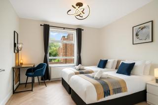 Stylish 3-Bedroom Greenwich Apartment 2 Bath Pad & Free Parking - 0