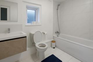 Spacious 4-Bed Home With Secured Parking Near ABBA Arena, Stadium, Tube & In Bustling Zone 2 - London - 4