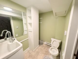 Modern 8 Bedroom Entire Home w Backyard BBQ deck - Moncton - 2