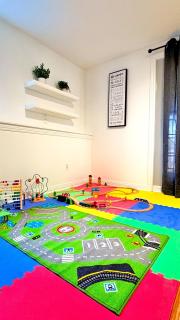 Modern 8 Bedroom Entire Home w Backyard BBQ deck - Moncton - 1