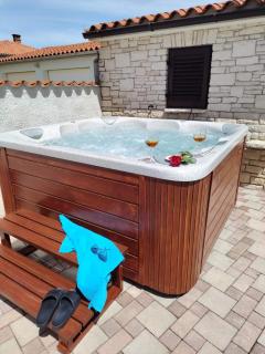 Apartman Matija Rebići- Cozy getaway with jacuzzi & kid's playground - Rebići - 9
