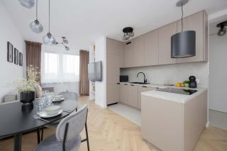 Bright Apartment Close to PGE with Parking by Noclegi Renters - Warschau - 5