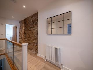 Stylish Coastal Living In The Heart Of Dartmouth - 1