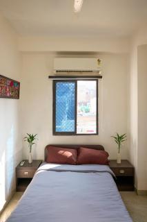 TicAna Large 1Bedroom Living Kitchen with AC , fiber wifi Rooftop garden lake view - Udaipur - 7