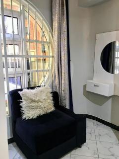 Yazmin's Bright Studio with Fast Wi-Fi & Parking - Kampala - 8