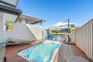 Luxury Waterfront Villa in Surfers with Magnesium Spa - Gold Coast - 0