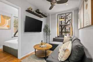 Sleek Manhattan Pad in Prime Location - New York - 9