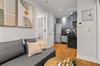 Sleek Manhattan Pad in Prime Location - New York - 5
