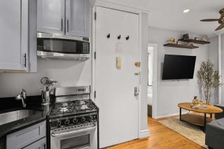 Sleek Manhattan Pad in Prime Location - 3