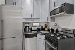 Sleek Manhattan Pad in Prime Location - New York - 1