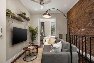 Sophisticated Stay in Vibrant Manhattan - 9
