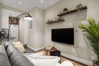 Sophisticated Stay in Vibrant Manhattan - 6