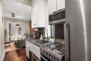 Sophisticated Stay in Vibrant Manhattan - 5