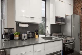 Sophisticated Stay in Vibrant Manhattan - 4