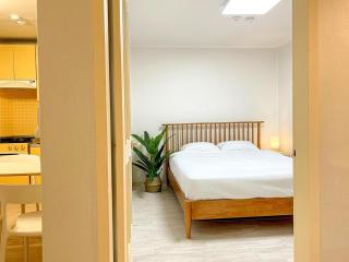 ANKE HOUSE #3 minutes to Ewha University Station #Line 2 #Two rooms - Seoul - 7