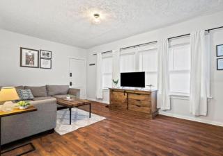 Private 2-BR First Floor Retreat in a Century Home - Lakewood - 3