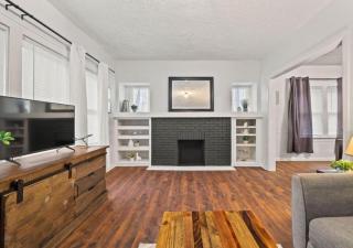 Private 2-BR First Floor Retreat in a Century Home - Lakewood - 1