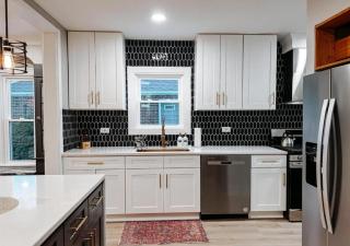 Large 4 Bedroom Recently Renovated With Hot Tub - 9